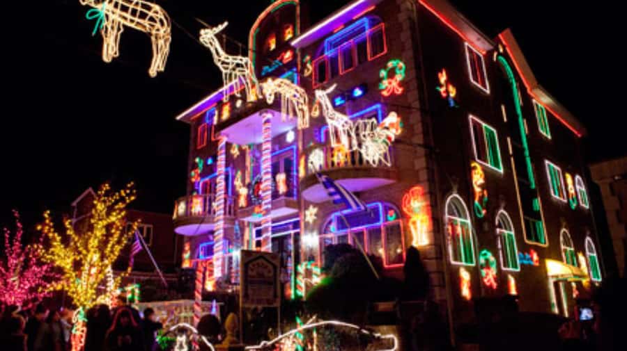 NYC: Christmas Lights Tour and Dyker Heights - Why Dyker Heights Is Worth the Ride