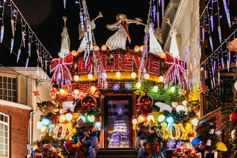 NYC: Dyker Heights Christmas Lights & Skyline View Bus Tour - One hour among the Dyker Heights houses
