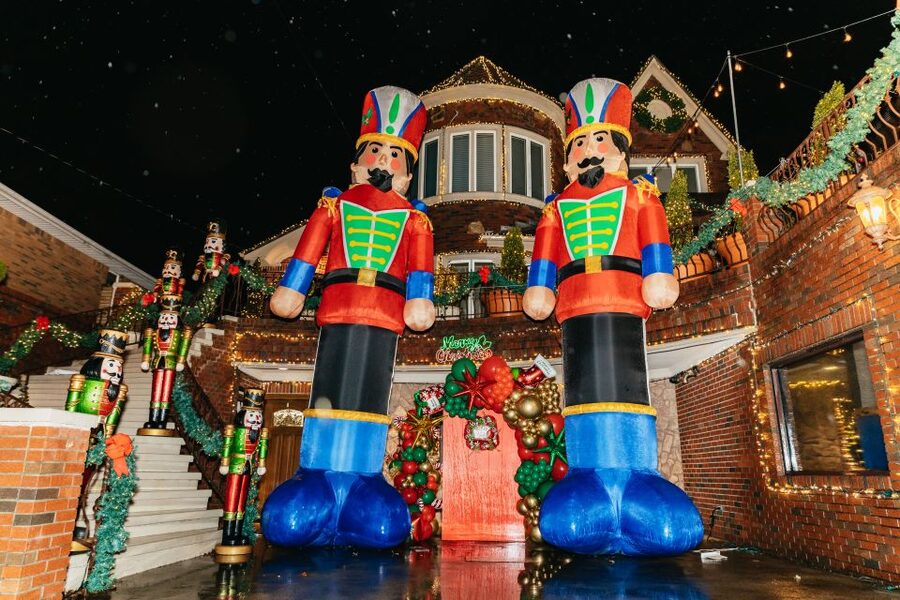 NYC: Dyker Heights Christmas Lights & Skyline View Bus Tour - How much value do you get for $69?