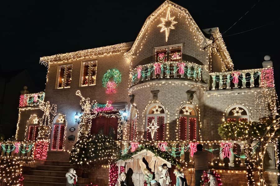 NYC: Dyker Heights Christmas Lights Tour with Hot Cocoa - What the motor coach ride adds