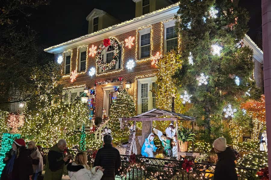 NYC: Dyker Heights Christmas Lights Tour with Hot Cocoa - Why the famous homes matter
