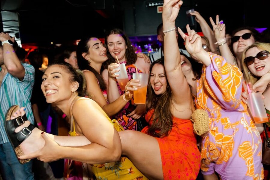 NYE Pub Crawl + VIP Club Entry - The second bar and the pace of the route