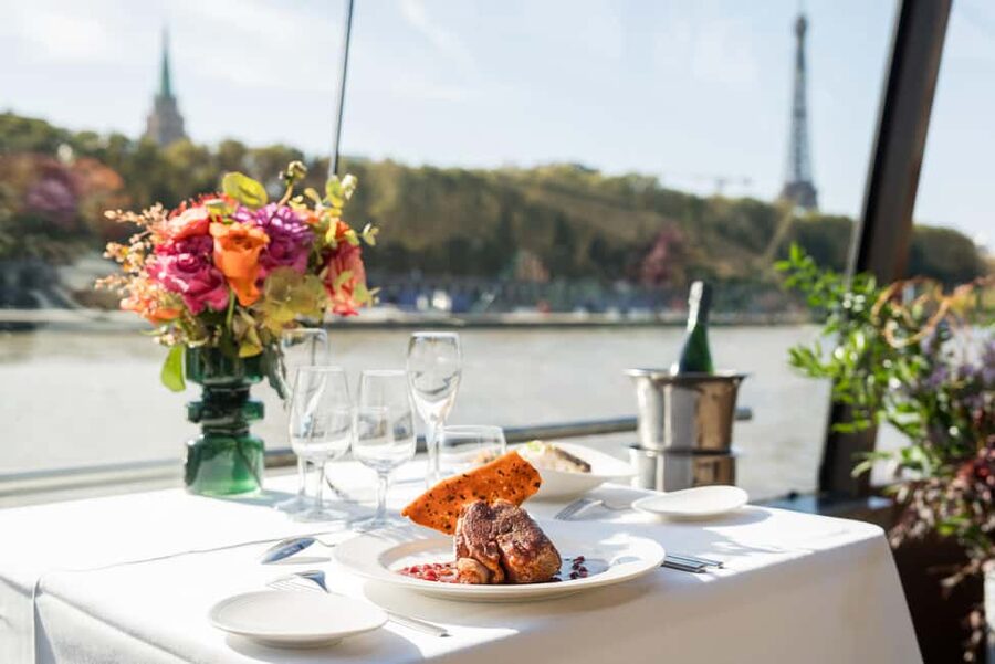Paris : Christmas Special Lunch Cruise on the Seine River - What the meal is like