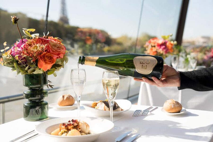 Paris : Christmas Special Lunch Cruise on the Seine River - Who will enjoy this cruise most?