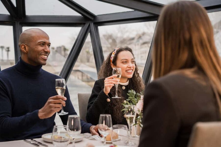 Paris : Christmas Special Lunch Cruise on the Seine River - The Eiffel Tower photo moment