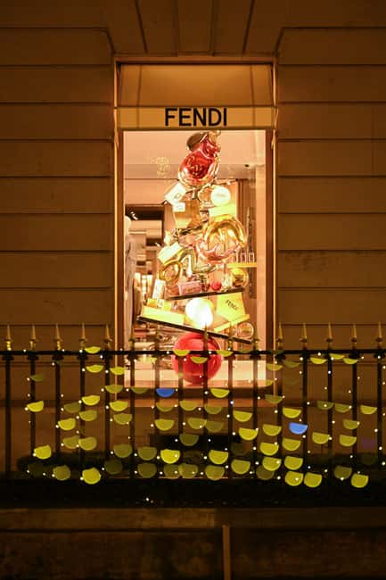 Paris: Experience the magic of Christmas on a walk with a pro photographer - Rue du Faubourg Saint-Honoré and Paris style
