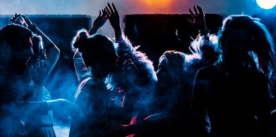 Paris: Guided New Year's Eve Bar Crawl with Drink - A social start at Bull’s Brothers Pub