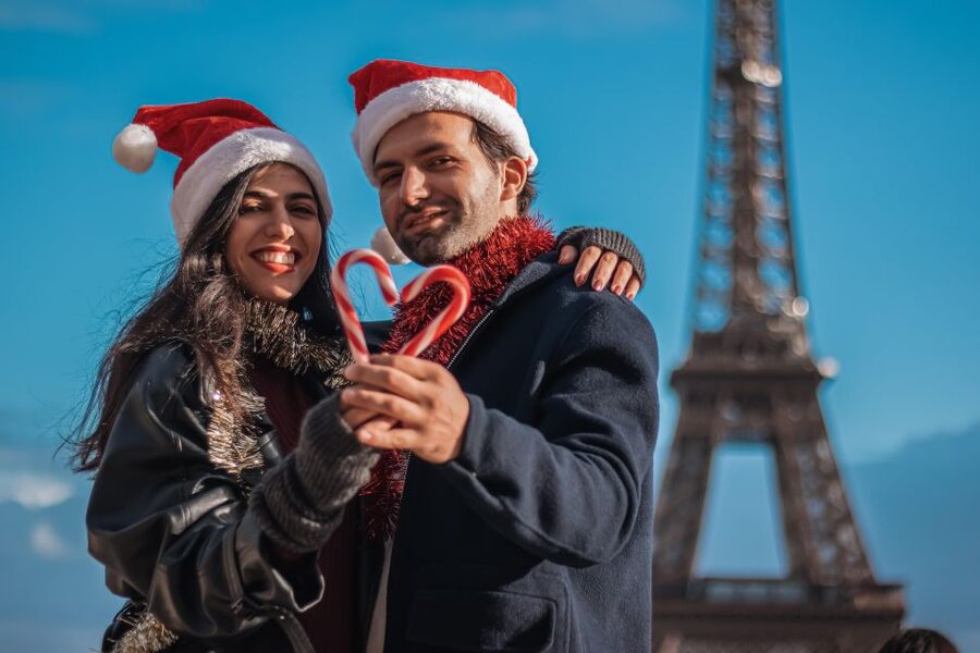 Paris: Private Christmas Photoshoot with Props - Photo delivery within 48 hours