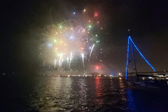 Passing the Year in a Boat with Champagne and Fireworks - The return sail and what is included