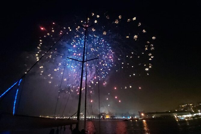 Passing the Year in a Boat with Champagne and Fireworks - Terreiro do Paço and the fireworks