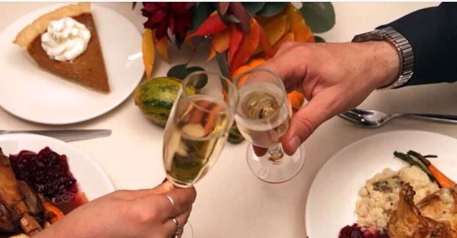 Philadelphia: Christmas Eve Gourmet Brunch or Dinner Cruise - A Christmas Eve meal that keeps moving
