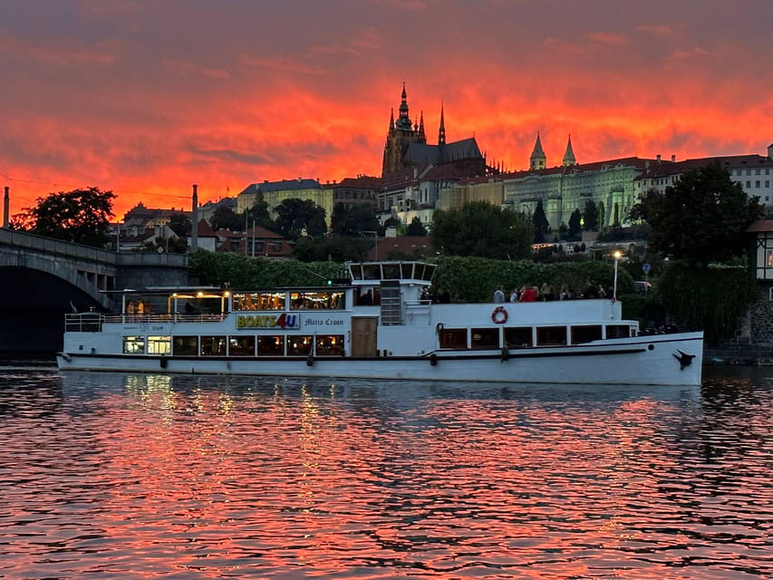 Prague: Advent Boat Cruise with Sweets and Hot Drinks - What the 50-minute sailing feels like