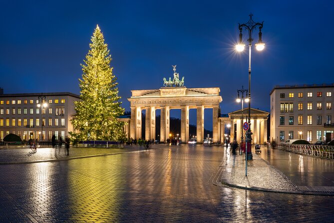 Private Berlin Christmas Walk with Räuchermännchen Magic - The Brandenburg Gate deserves more than a quick photograph