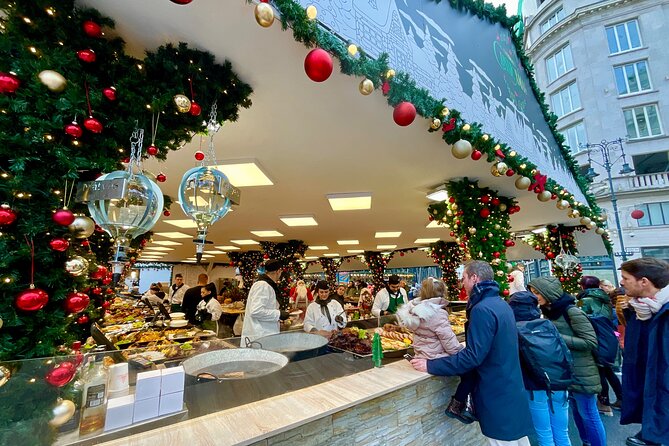 Private Budapest Christmas Market Tour with Chimney Cake & Mulled Wine - Gresham Palace and the sights between the markets