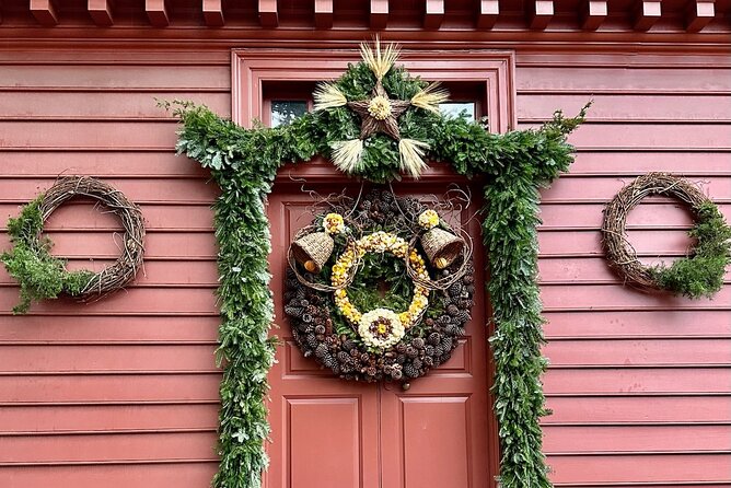 Private Colonial Williamsburg Christmas Holiday Decorations Walking Tour - Duke of Gloucester Street turns decoration into history