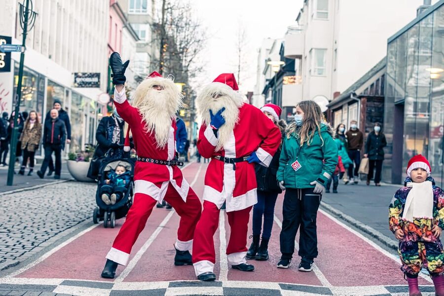 Reykjavik: Christmas Food Tour with Tastings and Drinks - The guide makes the difference