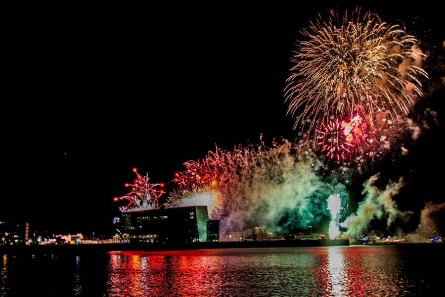 Reykjavik: New Year's Eve Fireworks Cruise - What the champagne and bar add