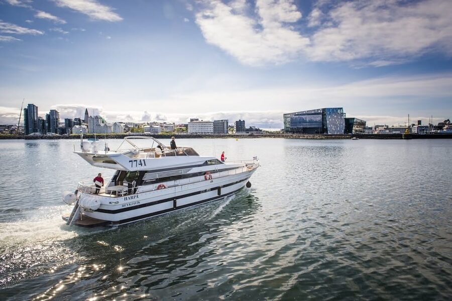 Reykjavík: New Year's Eve Northern Lights Yacht Cruise - Moving closer to shore before midnight