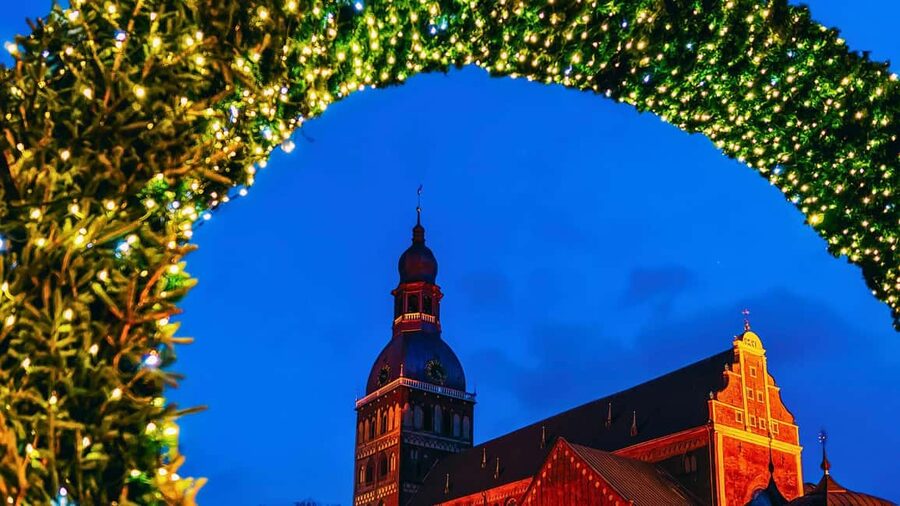 Riga: Old Town Legends & Christmas Spirit Walking Tour - What the 90-minute length means