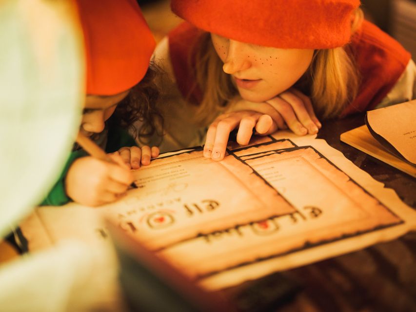 Rovaniemi: Elf Hat Academy in Santa's Village - Learning elf language and simple Finnish
