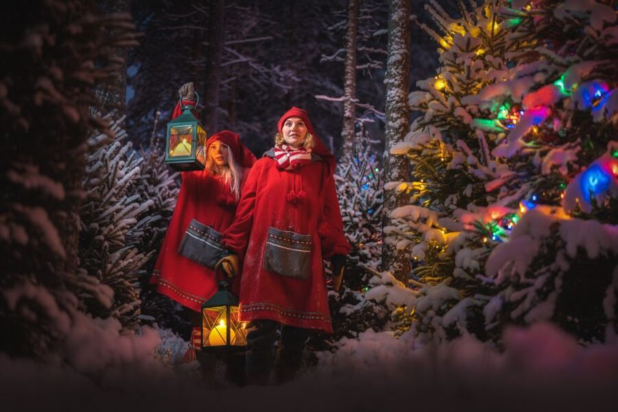 Rovaniemi: Elf Hat Academy in Santa's Village - Decorating cookies like an elf