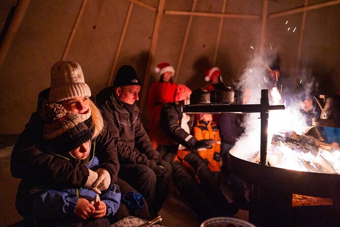 Rovaniemi: Meet Santa Claus & Northern Lights Experience - Clothing, transport, and group size