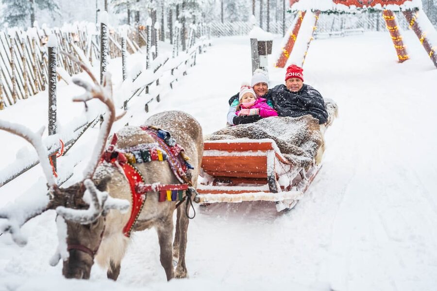 Rovaniemi: Private Pro Photoshoot in Santa Claus Village - Cold Weather, Children, and Timing