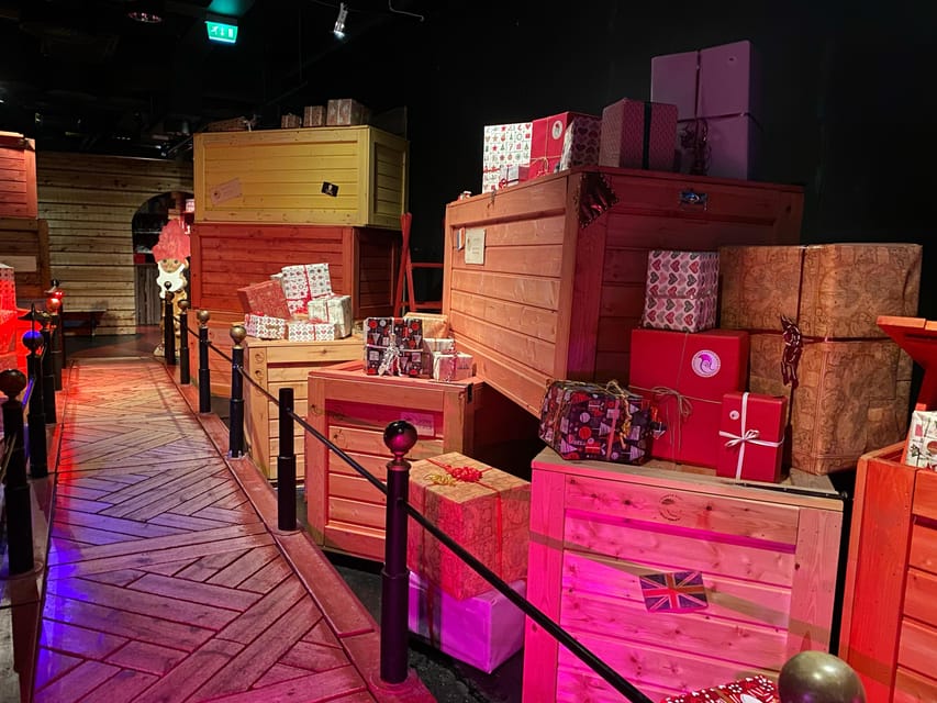 Rovaniemi: Santa Claus Village w/ Husky & Reindeer Sled Ride - Crossing the Arctic Circle at Santa Claus Village