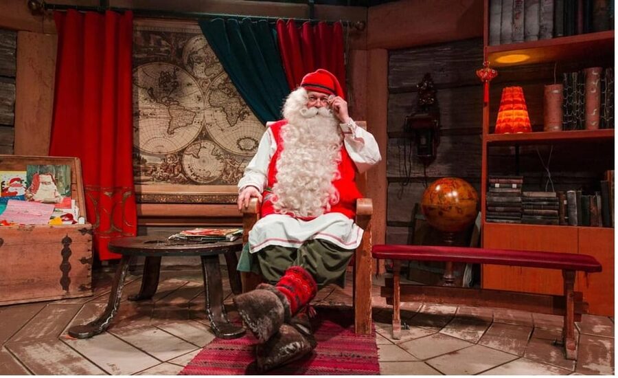 Rovaniemi: Tour to Santa Claus Village with Hotel pick up - Meeting Santa and handling the photo cost