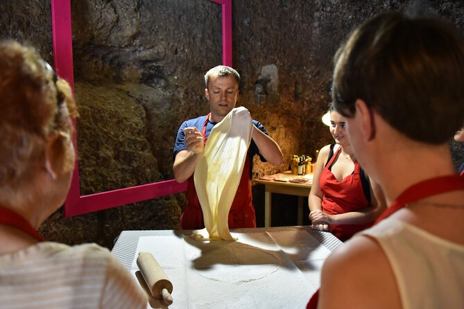Salzburg Christmas Cookies and Apple Strudel Cooking Lesson - The teaching style and group size