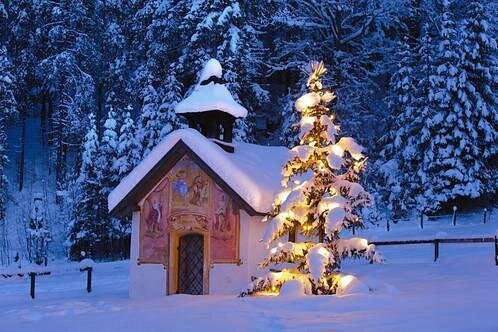 Salzburg Christmas Eve Tour to the Silent Night Chapel - Cold weather and crowd management