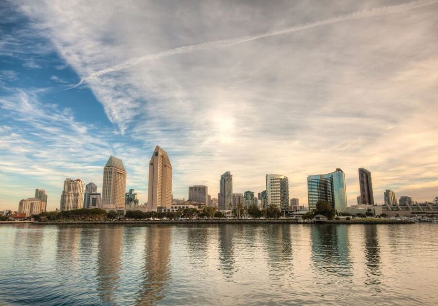 San Diego: Christmas Day Buffet Brunch or Dinner Cruise - Dinner: holiday classics with a bay at night