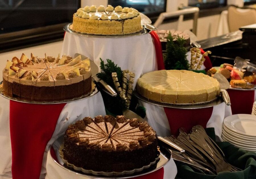 San Diego: Christmas Day Buffet Brunch or Dinner Cruise - Service, music, and the limits of the celebration