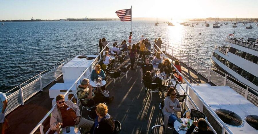 San Diego: New Year's Eve Gourmet Brunch or Dinner Cruise - Who should book this San Diego celebration?