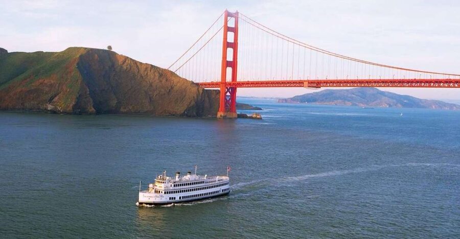 San Francisco: Christmas Day Buffet Brunch or Dinner Cruise - The food and drink setup
