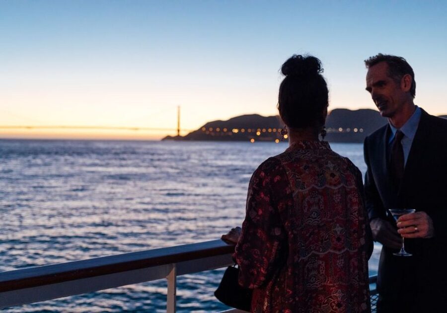 San Francisco: Christmas Day Buffet Brunch or Dinner Cruise - Live entertainment and the holiday atmosphere
