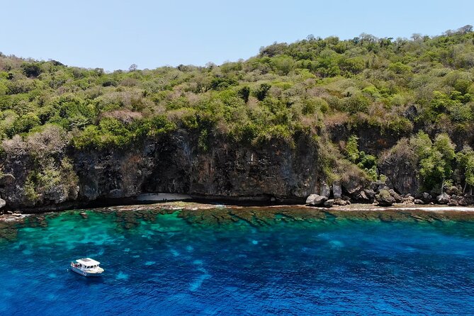 Snorkelling Christmas Island - Leaving Flying Fish Cove for the open coast