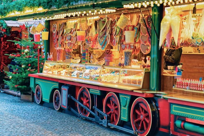 Stockholm: Christmas Market Magic Walking Tour with a Local - Coffee, pastries, and a warm break