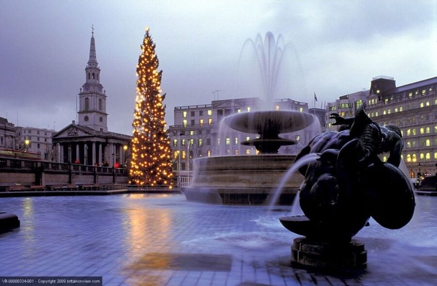 Tour of London and Christmas Day Lunch Cruise - Moving from the coach to the River Thames