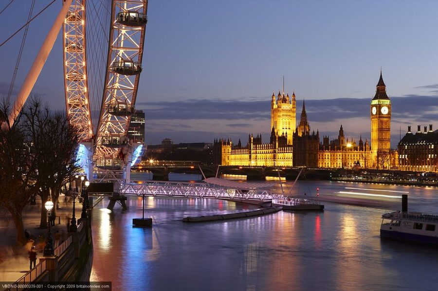 Tour of London and Christmas Day Lunch Cruise - Christmas lunch on a luxury river liner