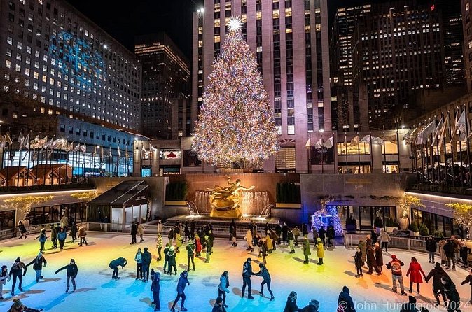 Ultimate NYC Christmas Lights At Night Walking Tour - Bloomingdale’s finishes the window tour
