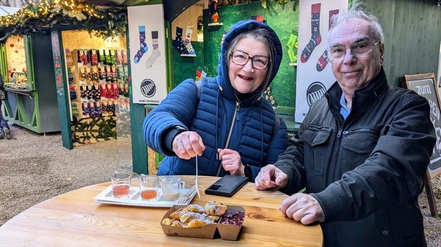 Vienna: Christmas Market Food and Drinks Tour - Vienna’s metro and trams become part of the lesson