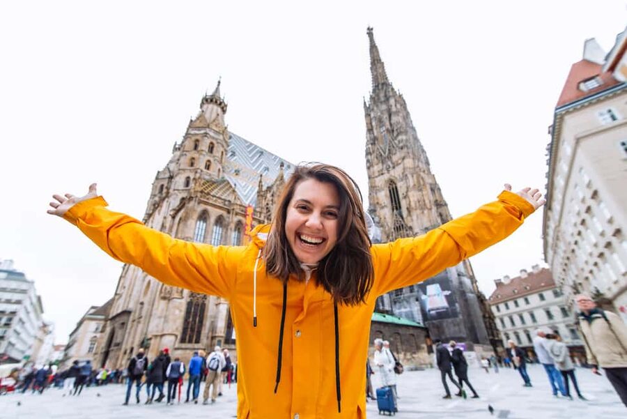 Vienna: Christmas Photoshoot with a Pro Photographer - A fast photo walk through central Vienna