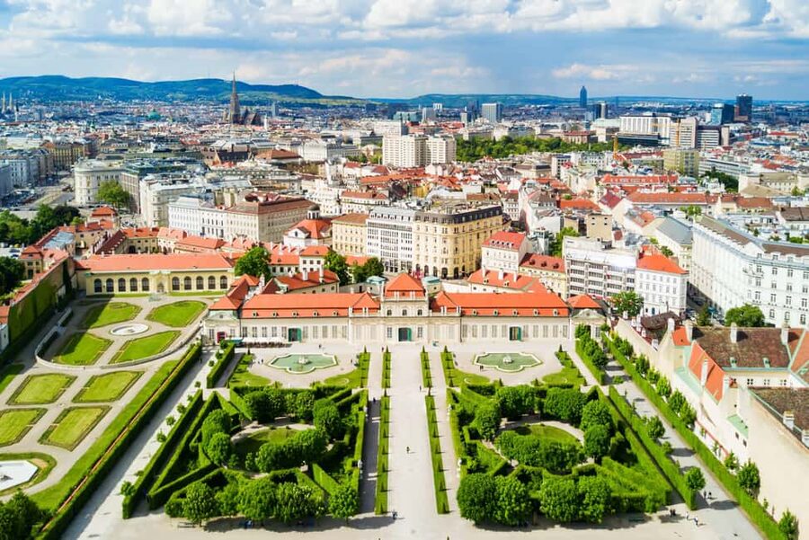 Vienna: Christmas Photoshoot with a Pro Photographer - Meeting by the State Opera and Albertina
