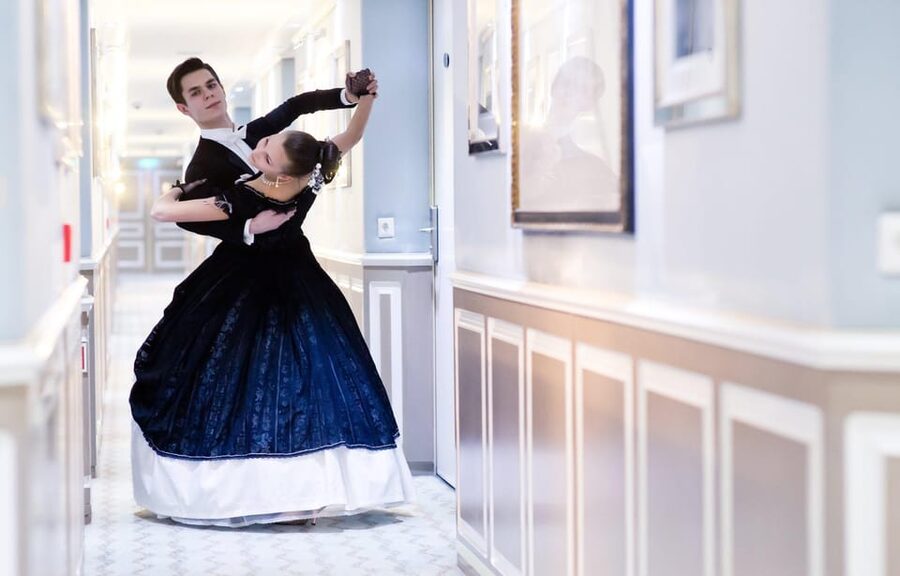 Vienna: Festive Season and New Year's Eve Waltz Workshop - What Happens During the One-Hour Class