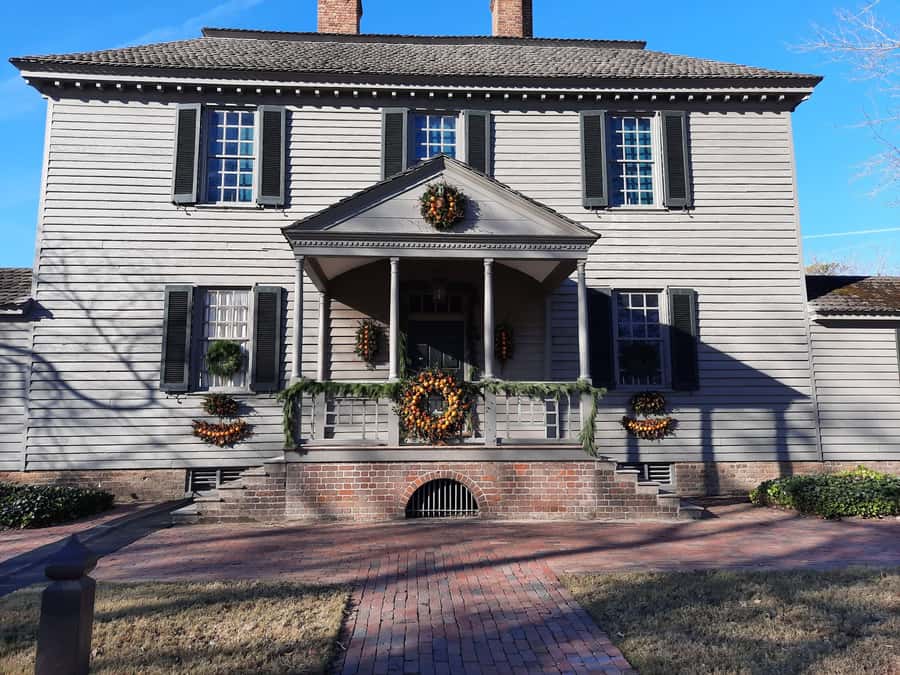 Williamsburg: Christmastime in Virginia Walking Tour - Handmade Decorations Instead of Standard Holiday Lights