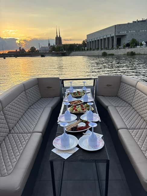 Wroclaw: Private 1h Christmas River Cruise - The one-hour route past Wrocław’s landmarks