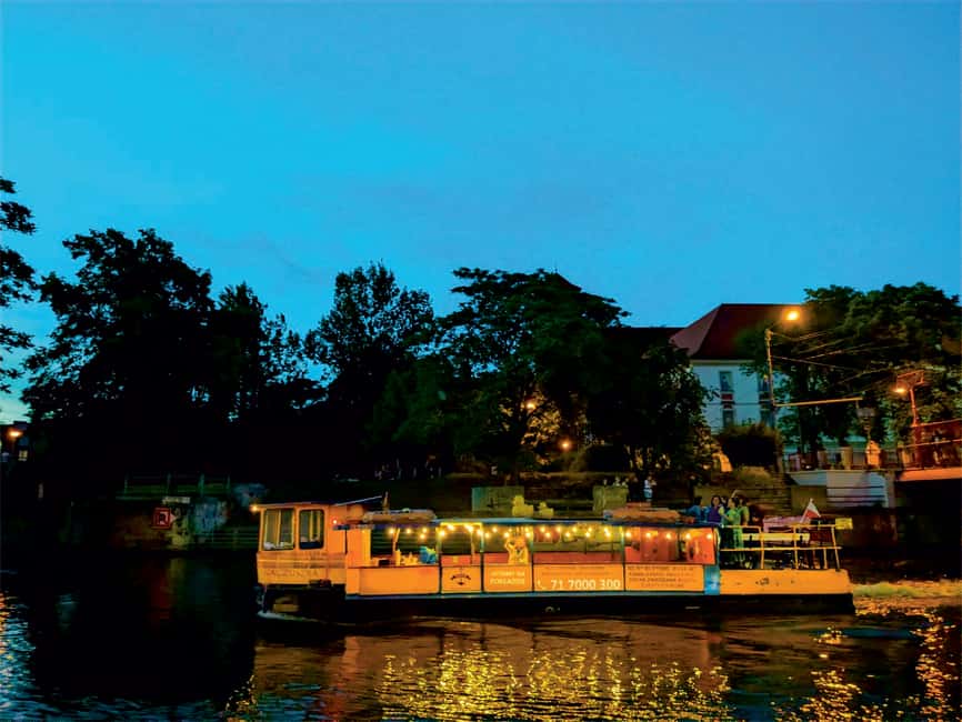 Wroclaw: Ticket for Old Town Christmas Cruise by Heated Ship - A Christmas cruise just across from Hala Targowa